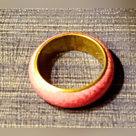 Faux crocodile hot pink leather and gold rim bangle bracelet - Picture 5 of 7